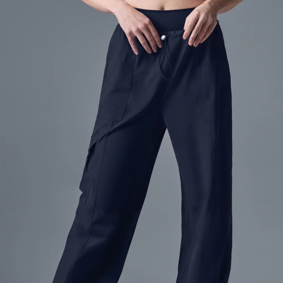 Alo Yoga Megastar Cargo Pant - limited edition - Navy.   XS - Picture 6 of 7